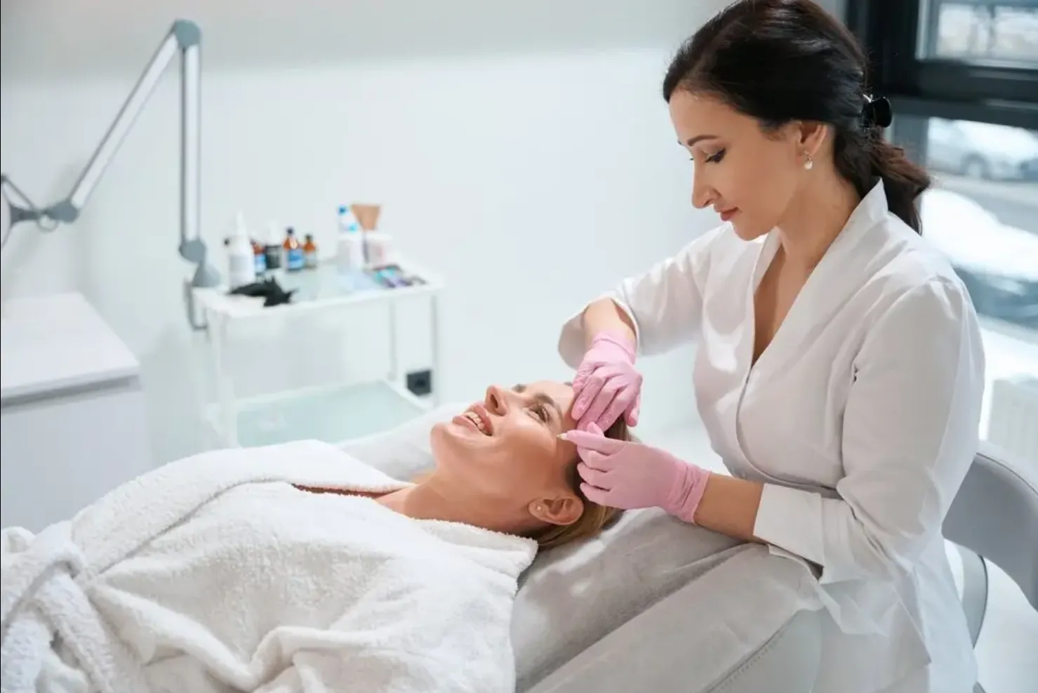 Esthéticienne réalisant un soin du visage en cabine à l'Institut EOS